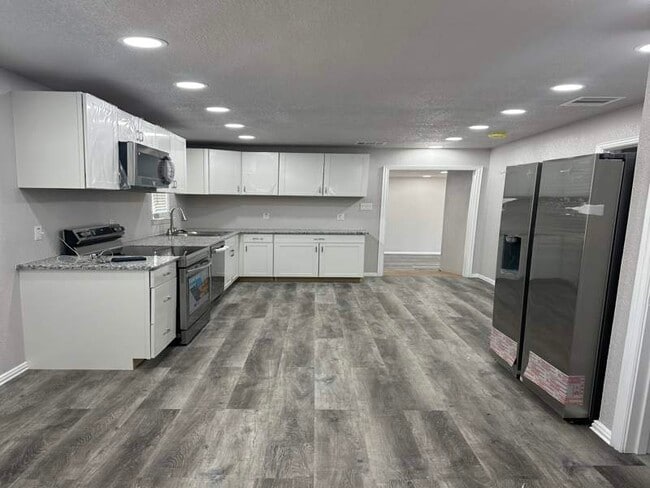 Photo - 4707 Midway Dr House