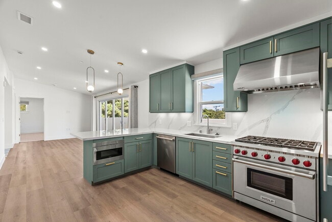 401 Kitchen - 825 De la Vina St Rental