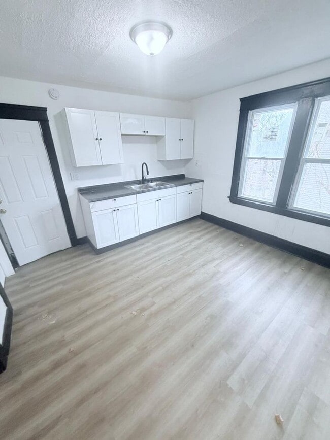 Photo - 2791 E 127th St Unidad DOWN