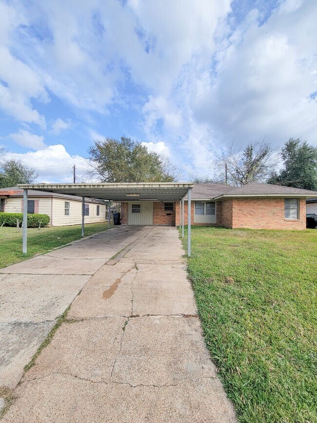 Photo - Nice 3 bedroom home that is conveniently situated near local stores and easy access to us 288. Th...