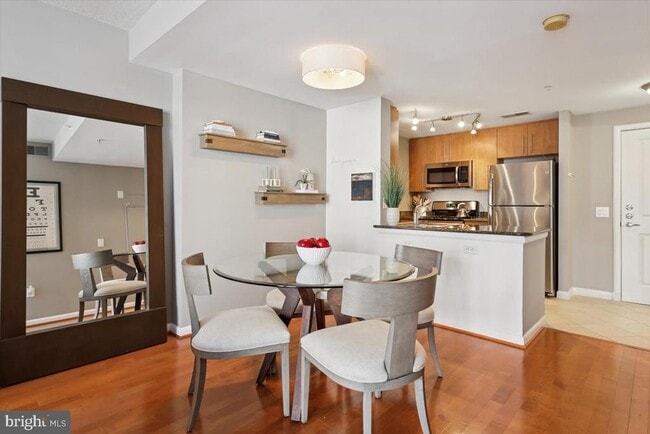 Photo - 1021 N Garfield St Unit 806