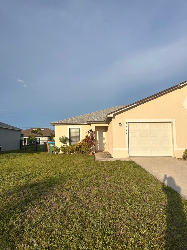 Entrance and 1 car garage - 4427 SW 9th Ave Townhome