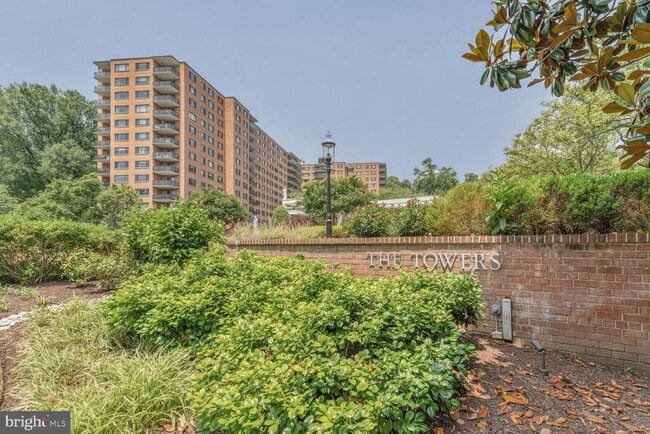 Building Photo - 4201 Cathedral Ave NW Unit 303E