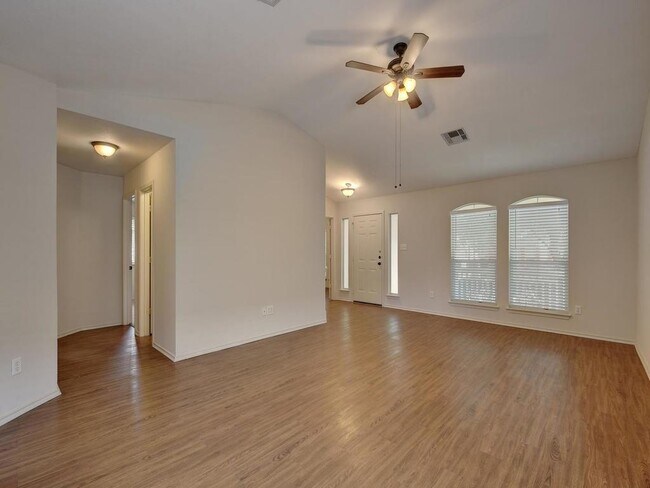 Photo - 136 Strawn