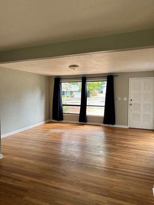 Photo - Available Now! 4 bed, 2 bath house in Shoreline!