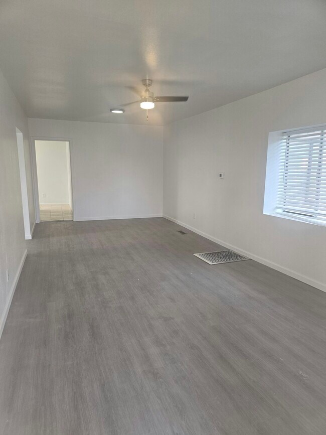 Photo - 300 S 5th St