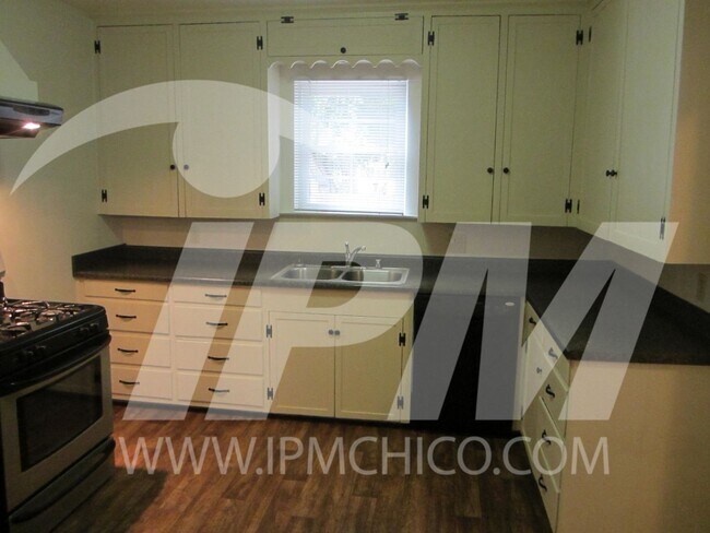 Photo - Classic 3 bedroom 2 bathroom home!