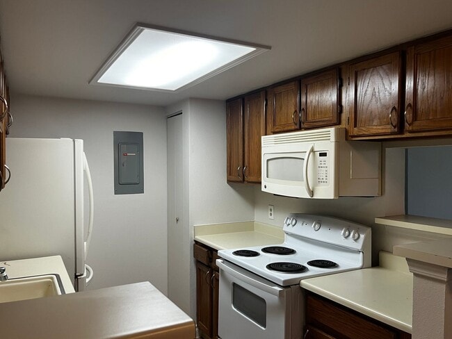 Building Photo - Well Maintained 2 bed 2 bath condo in Woodside Village! Unit 8-204