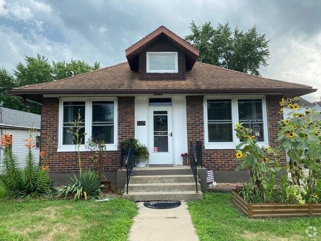 Building Photo - 1009 W Madison St Rental