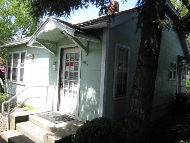 Building Photo - 225 N Holly St Unit 2