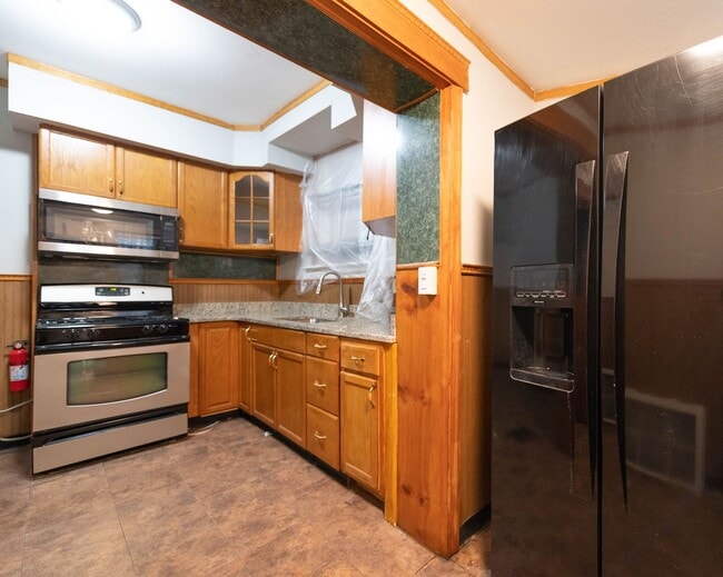 Building Photo - PHA Welcomed! Spacious Home with Private Backyard