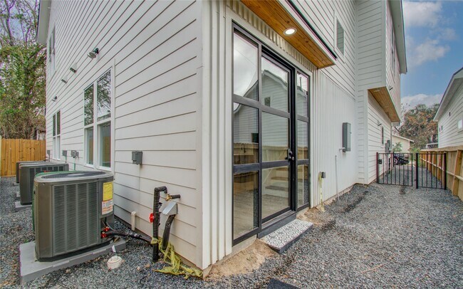 Building Photo - 1815 McKee St Unit 1