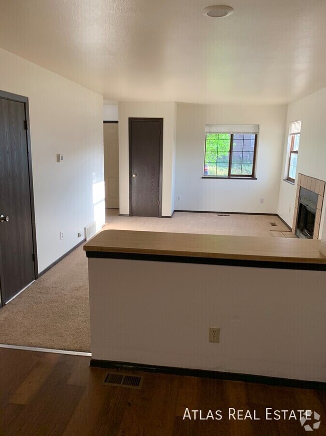 Building Photo - Beautiful NEWLY UPDATED 2/1.5 town-home in...