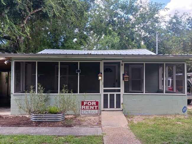 Building Photo - 638 Center St Rental