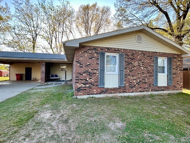 Photo - 833 Stanford Dr