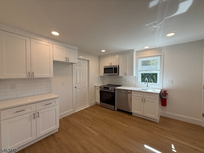 391 Hollywood Ave