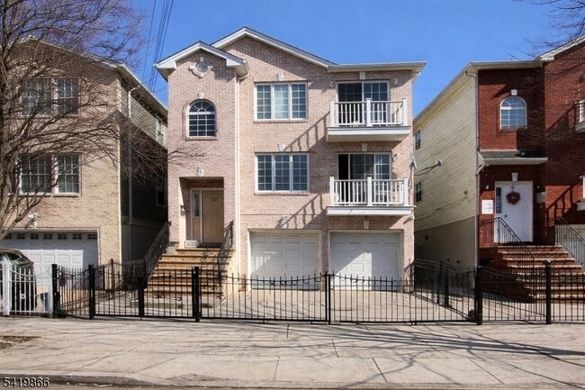 Building Photo - 231 N 12th St Unit 2