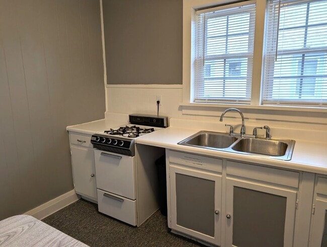 Photo - 5486 Broadway