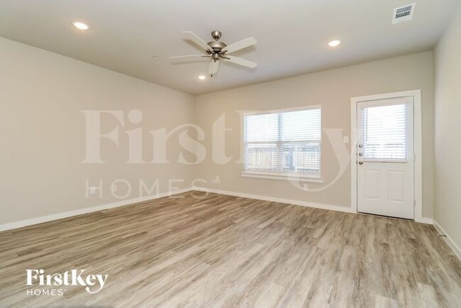 Photo - 606 Sophia Wy