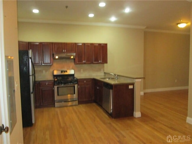 Photo - 547 Sayre Ave Unit 202