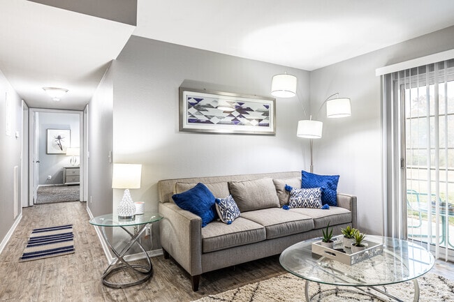 2BR, 2BA - 900SF - Fairway Hills Apartments