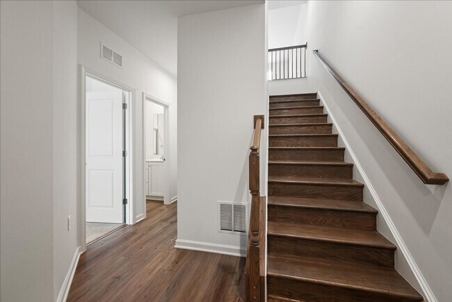 Photo - 644 Hemsworth Ln