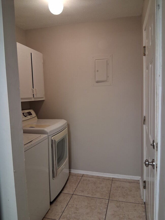 Photo - 409 Lakebend Pl