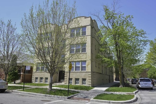 Building Photo - 2958 N Washtenaw Ave Unit M06H
