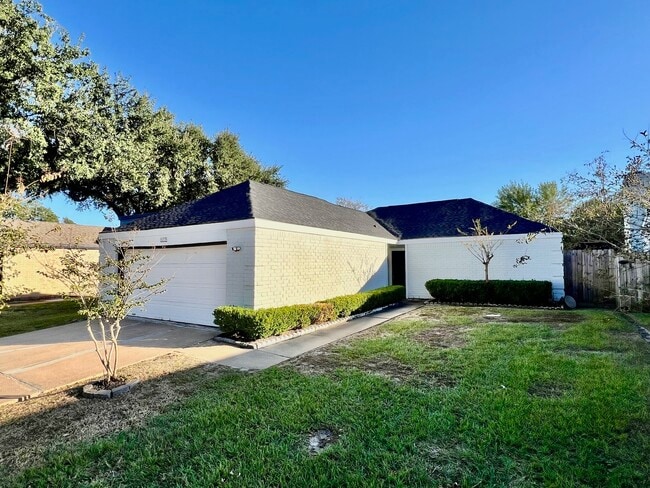 Building Photo - 16039 Bear Hill Dr