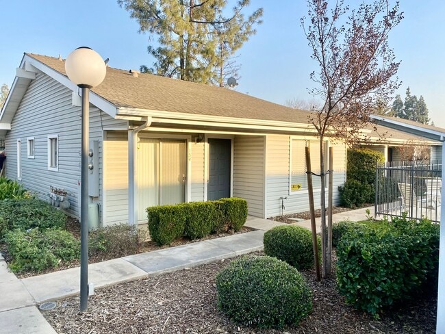 Building Photo - Nicely Updated 2/2 Condo in North Fresno