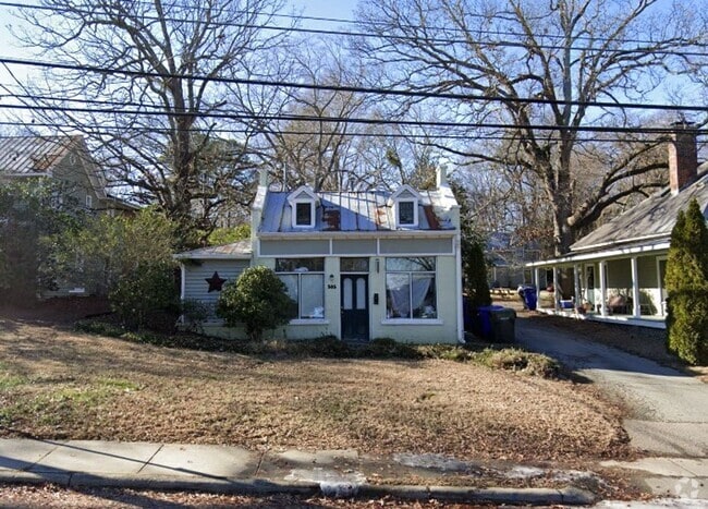 Building Photo - 4-Bedroom Apartment in Prime Downtown Carr...