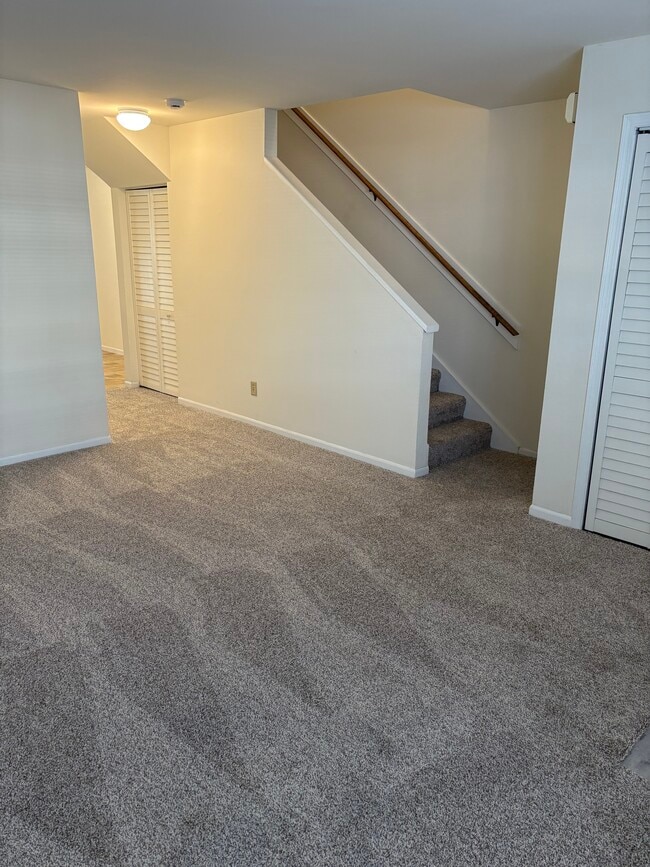Living Room - 2 bdr - Village Green Townhomes