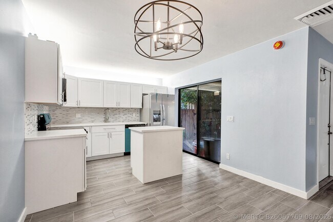 Photo - 736 NW 98th Cir