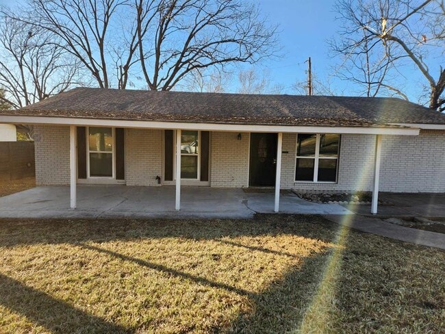 Building Photo - 3000 Ray Wood Dr