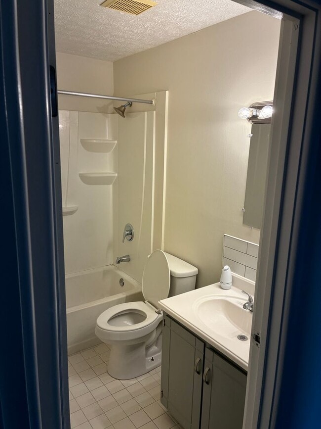 Photo - Elmwood Apartments- 1 and 2 Bedrooms w/ WD Hook Ups! Unit 5