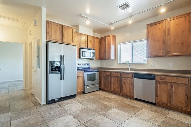 Photo - 642-642 E Lester St
