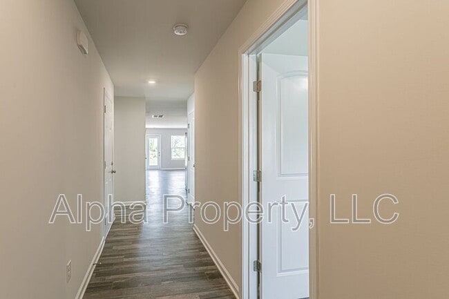 Photo - 304 Long Grove Ln
