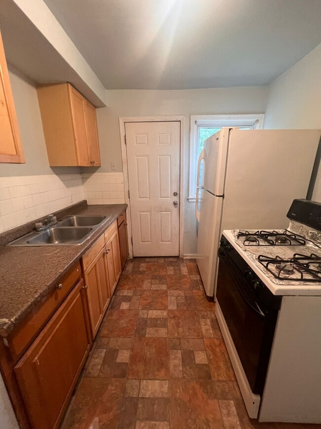 17127-17135 Kelly Rd