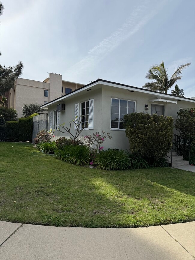 Photo - 2599 Wellesley Ave Unidad 2599