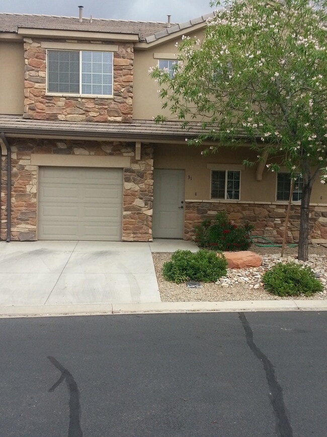 Building Photo - Townhome with Pool and Playground!