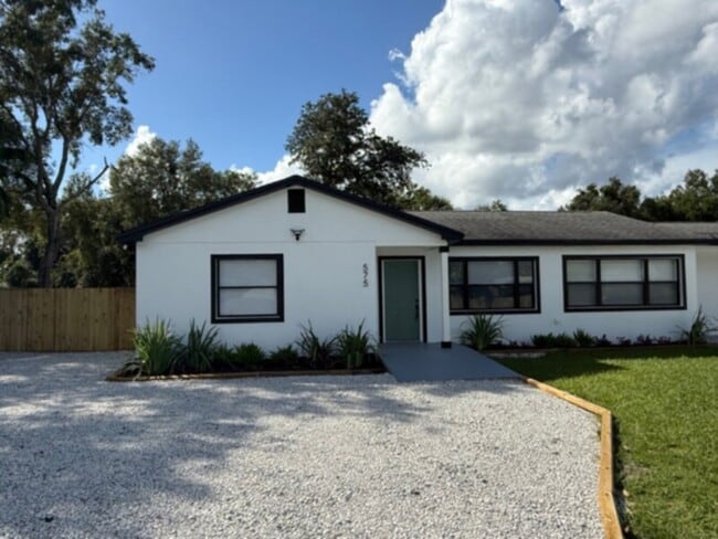 Building Photo - Completely Renovated 3 Bedroom Triplex wit...