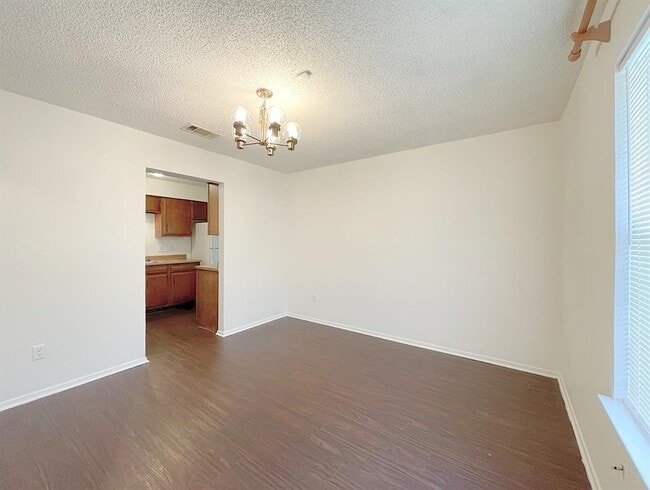 Photo - 656 Mairo St