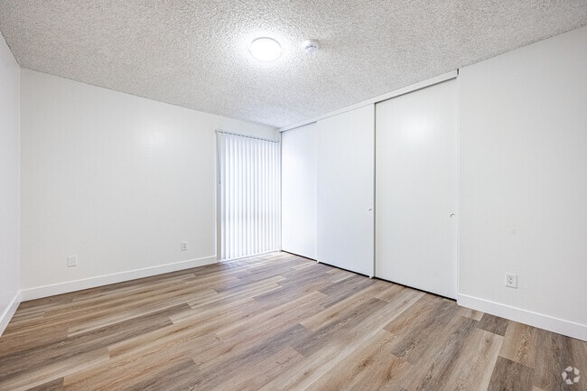 3BR, 2BA - 978SF - Primary Bedroom