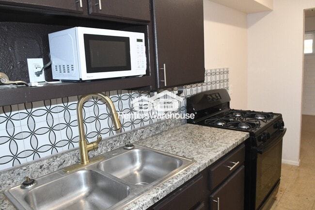 Photo - 2532 E Adams St