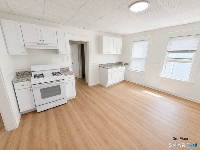 Building Photo - 18 Buell St Unit 3