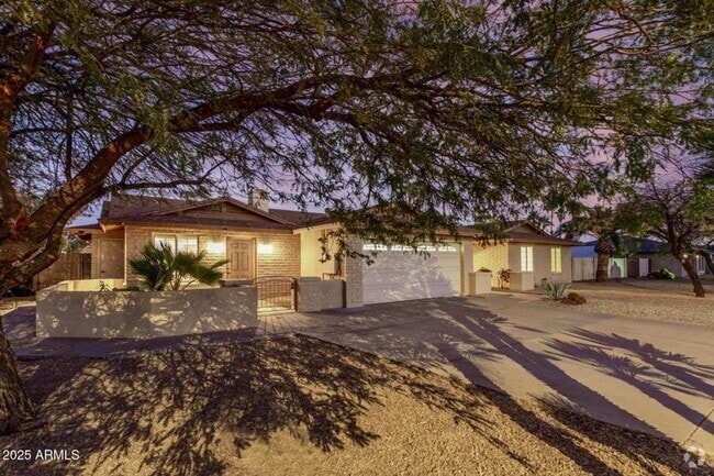 Building Photo - Spacious 5-Bedroom Home in the Heart of Sc...