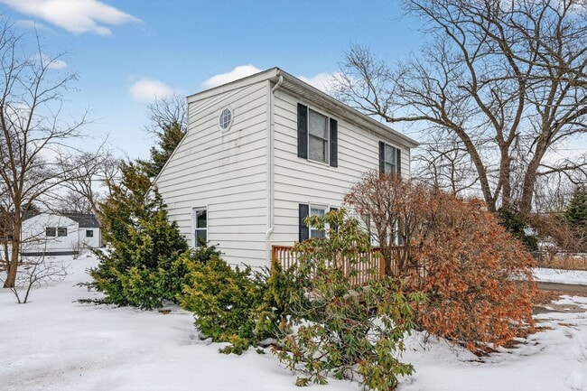 24 Steinhardt Ave
