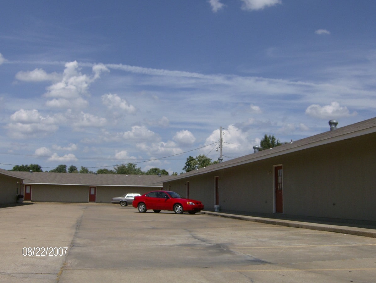 Maple Leaf Apartments - Maple Leaf Apartments