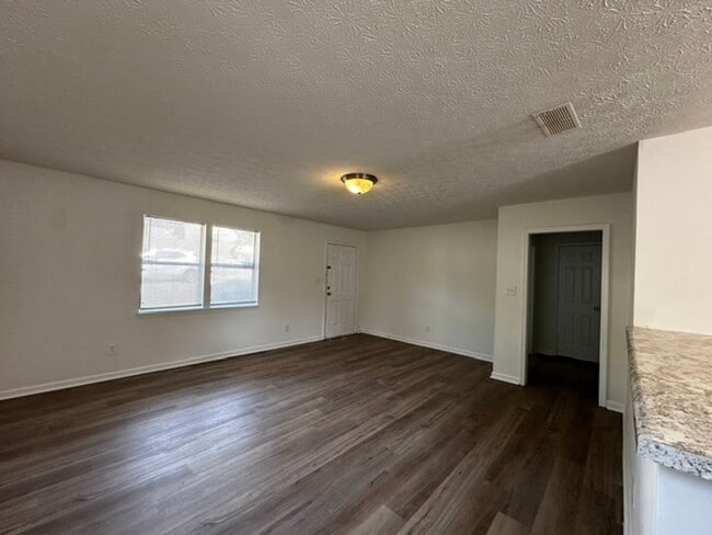 Photo - 110/112 Michele Dr Unidad 110 Michele Drive