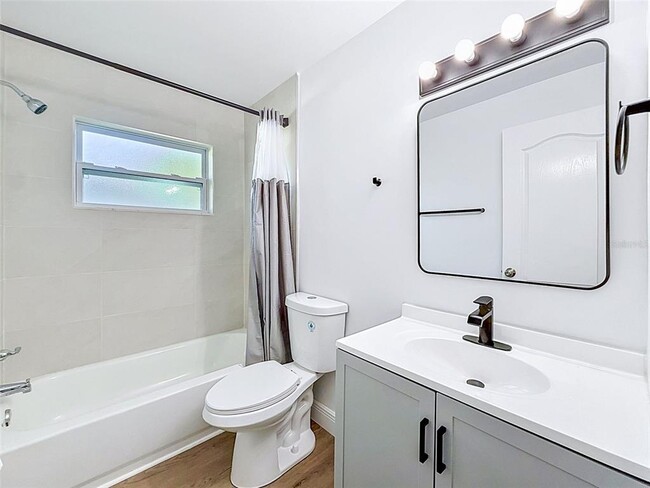 Photo - 850 Karen St